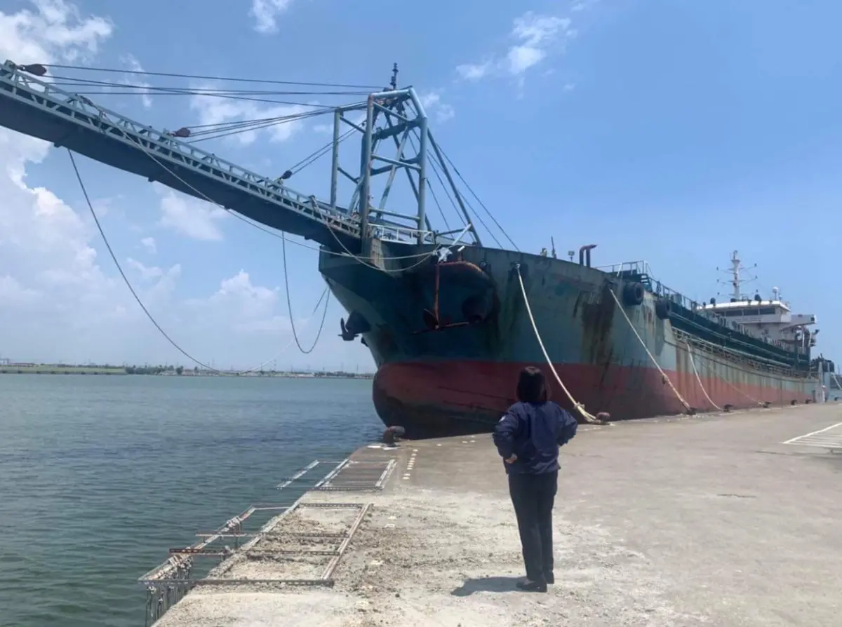 ▲《土石採取法》和《中華民國專屬經濟海域及大陸礁層法》修法三讀通過，海洋委員會主委管碧玲指出，修法後讓違法抽砂的抽砂船，無論是否為行為人所有，都可以沒收。（圖／翻攝自管碧玲臉書）