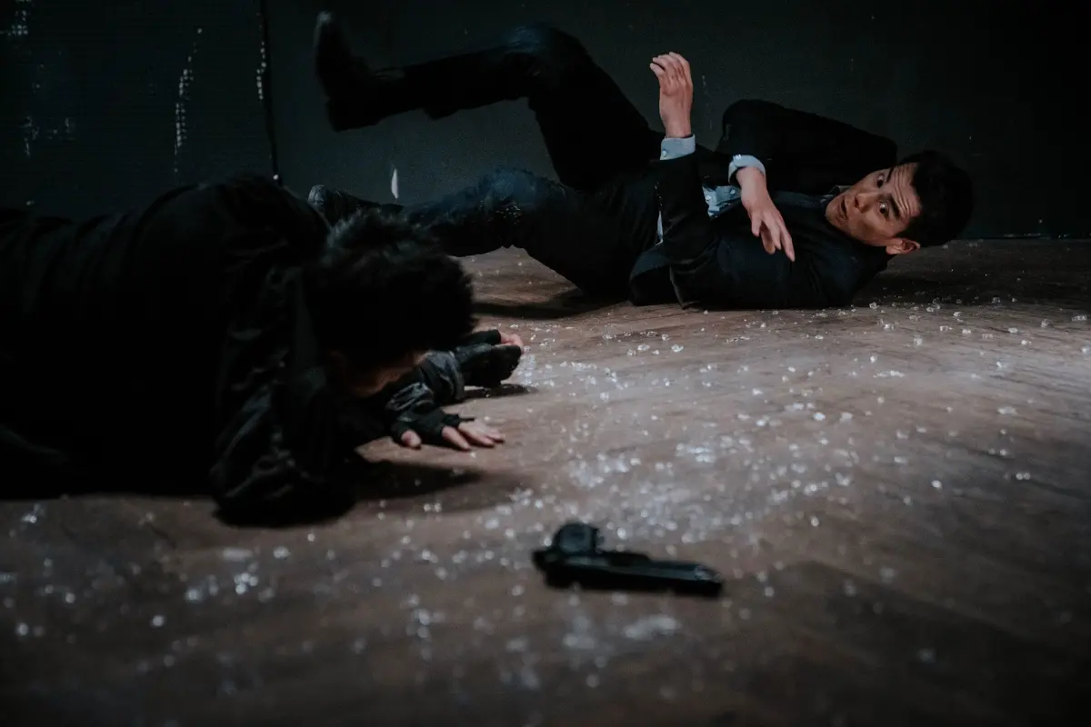 ▲ 彭于晏《潛行》中與毒販大打出手，肉身倒臥碎玻璃演出手濺血，他笑著療傷安慰工作人員並完成拍攝超敬業。（圖／華映）