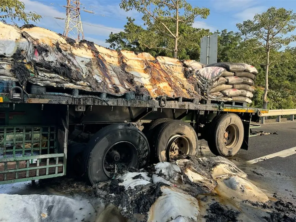 ▲國道1號南向353.2公里楠梓路段，18日下午發生火燒車事故，聯結車上滿載的白砂糖全化為焦糖。（圖／翻攝畫面）