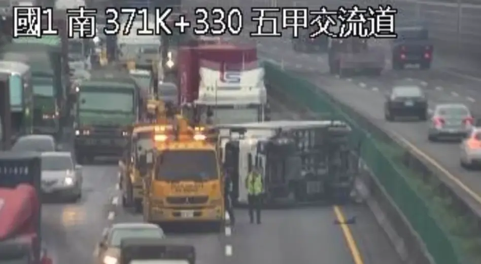 ▲下班注意！國1南大貨車翻覆躺內線車道，後方車流時速不到20km。（圖／高公局）