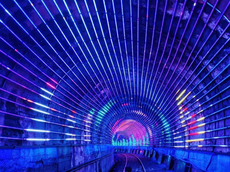 ▲進入深澳鐵道自行車耶誕限定主題光雕隧道，就會發現騎著雪橇的聖誕老公公及聖誕樹。（圖 ／新北市政府觀光旅遊局提供）