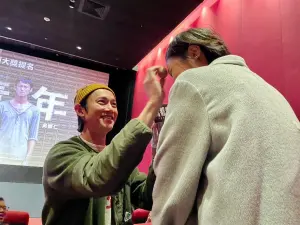 吳慷仁摯友力挺《富都青年》!影帝化身寵粉魔人「當場打觀眾頭」