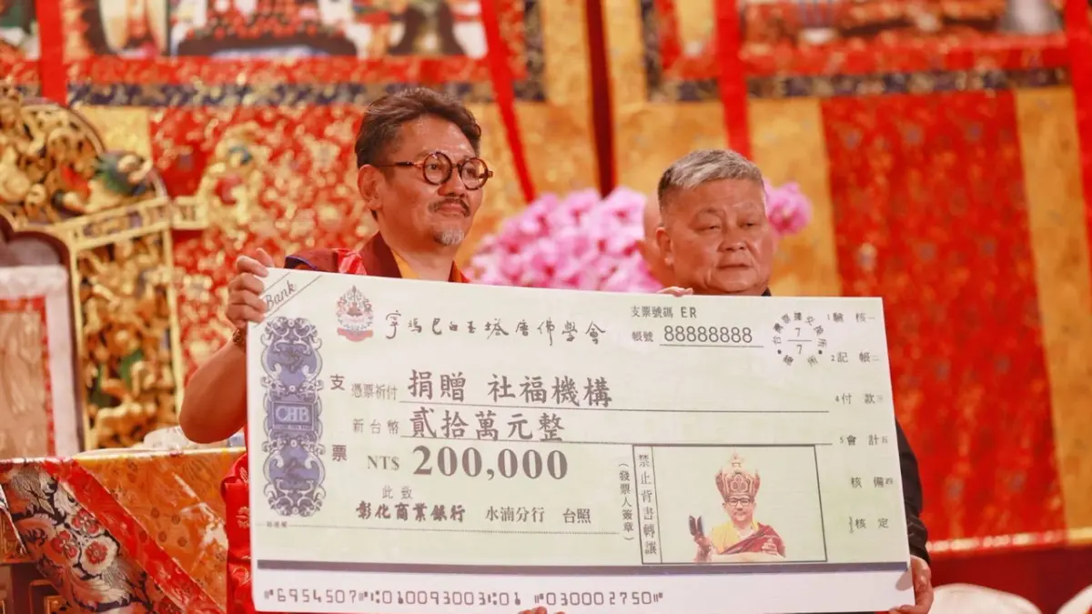 ▲秋竹法王捐助高雄市淨覺社會福利基金會、台灣盲人重建院、幸福基金會等5個社福團體。（圖／寧瑪巴白玉塔唐佛學會提供）