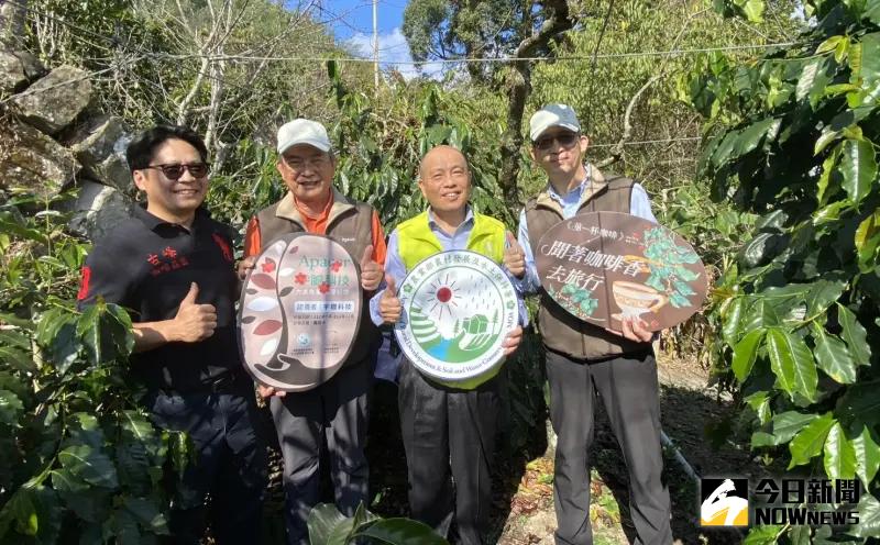 ▲愛喝咖啡的宇瞻董事長陳益世，率先響應咖啡樹認養，落實企業ESG責任。（圖／記者金武鳳攝，2023.12.18)