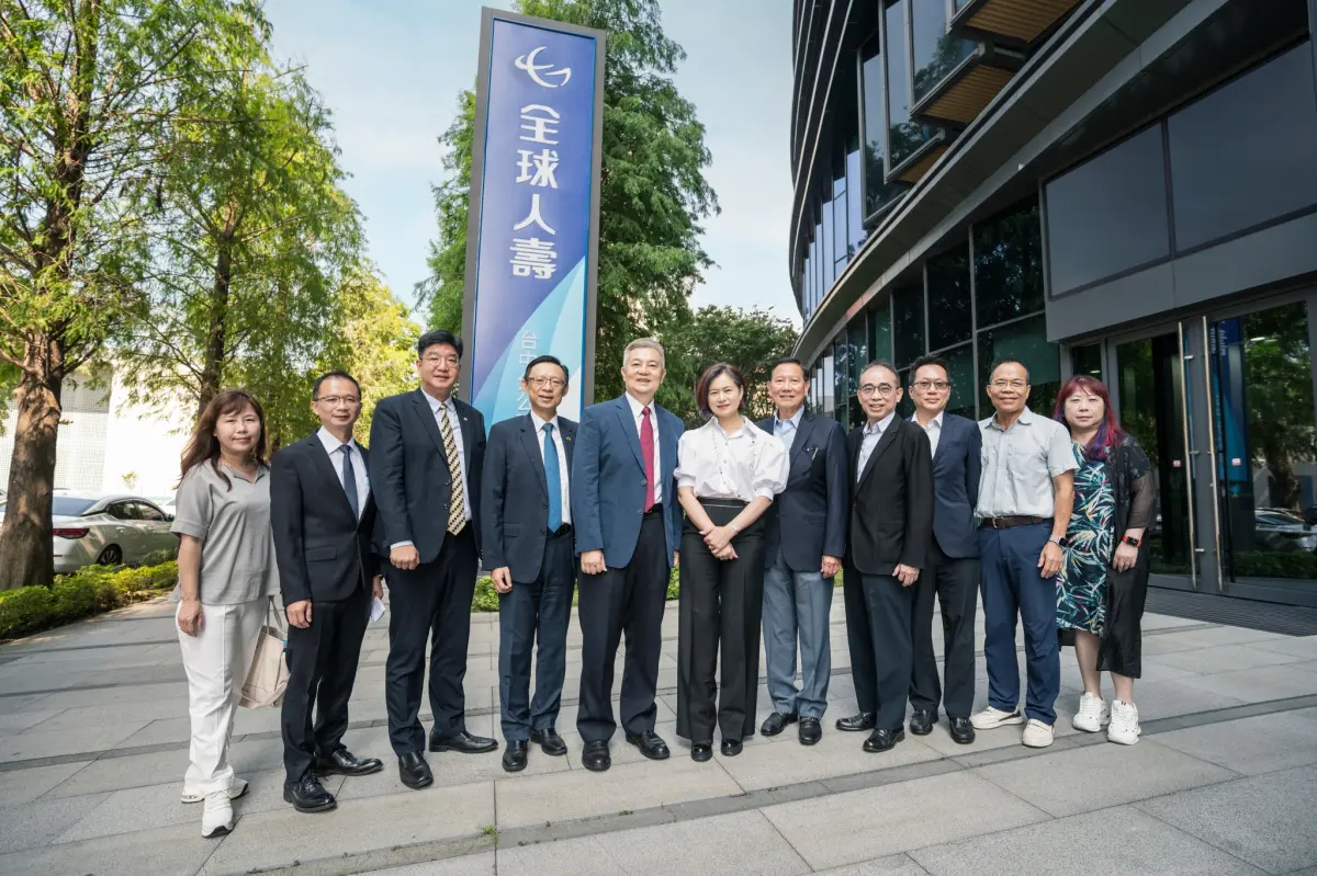 ▲全球人壽董事長林文惠（圖中）偕同董事會成員，總經理馬君碩（左四）帶領經營團隊高階主管，實地查訪台中分公司友善服務設施，落實「以客為尊，待客如己」公平待客精神。（圖／全球人壽提供） 