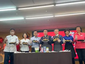 ▲以煙燻午仔魚、亮哥生態養殖場蒲燒鰻、台灣黃金蕎麥脆粒、新市、麻豆、七股、官田等農會的毛豆/柚子香腸、虱目魚鬆、菱角/毛豆香鬆製作的餐盒，令人食指大動（圖／記者林怡孜攝，2023,12,18）