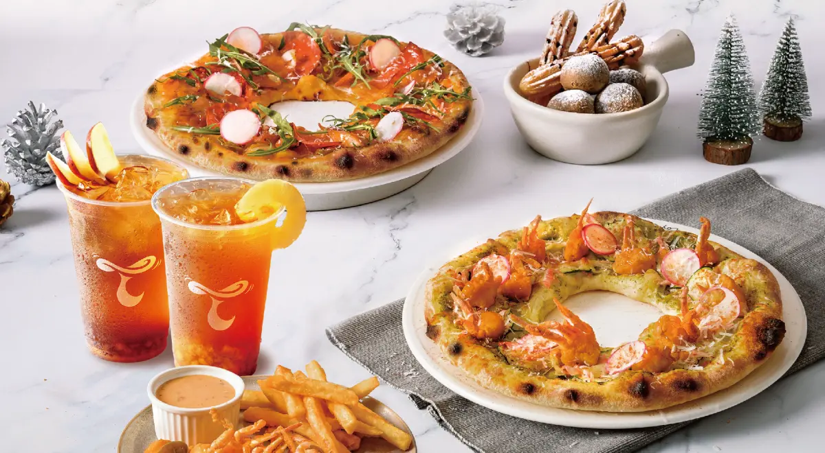 ▲Tino's Pizza堤諾義大利披薩應景推出可以吃的「聖誕花圈」，墨西哥辣烤雞花圈披薩、蘿勒小螃蟹花圈披薩兩種口味，跟必勝客拚了；王品莆田則有「聖誕花圈脆皮雞」可以吃。（圖／森邦集團提供）