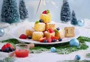 ▲堆得像聖誕樹的「濃雪鮮乳生吐司」，是與日本SAKImoto聯名的甜點。（圖／翻攝自莆田FB）