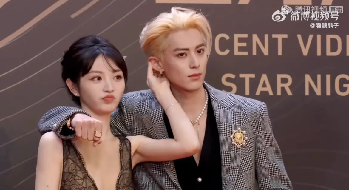 ▲陸劇《大奉打更人》田曦薇（左）、王鶴棣走紅毯，親密拉手互動。（圖／翻攝騰訊）
