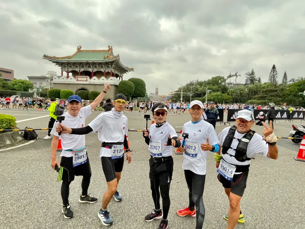 ▲從從率領一票跑友應援，在賽道上幫選手們加油打氣，也幫城城吆喝跑友來吃麵。（圖／台北馬拉松提供）