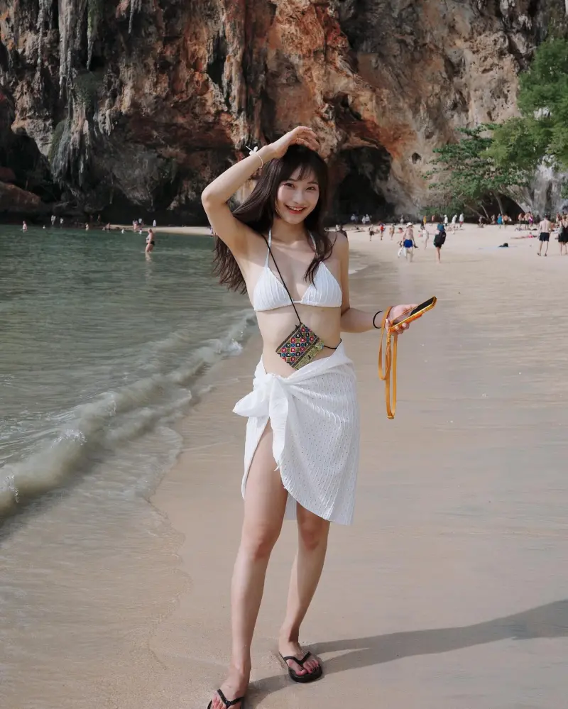 ▲▼愛莉莎莎穿比基尼小露身材曲線。（圖／翻攝自愛莉莎莎IG）