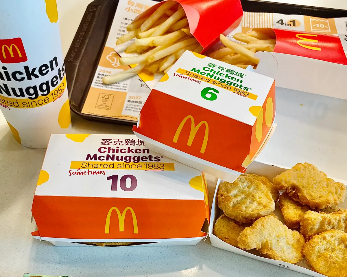 ▲跨年7大速食「買一送一」一次整理！麥當勞雞塊「買10送10」！漢堡王、必勝客都「買一送一」；肯德基消費滿額送蛋撻；摩斯漢堡冰紅茶「買20送20」。（圖／記者蕭涵云攝）