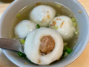 ▲位於台北延三夜市的施家鮮肉湯圓，提供的是包肉餡的客家鹹湯圓。（圖／翻攝Google評論）