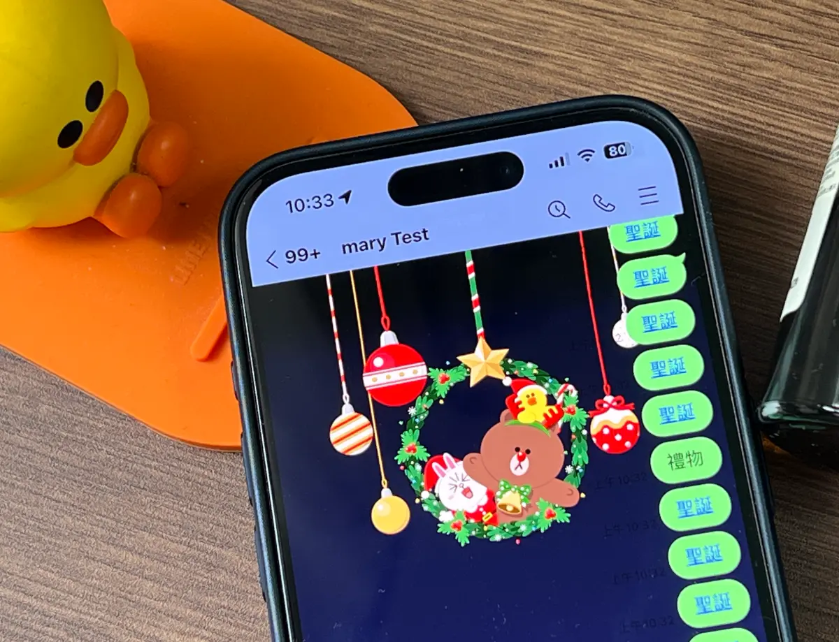 ▲LINE在節慶前後都會出現專屬的聊天室特效，今年聖誕節也不例外，今（19）日推出聖誕特效，只要打出「聖誕」就會出現可愛的熊大、兔兔、莎莉的聖誕花圈相當討喜。（圖／記者周淑萍攝）