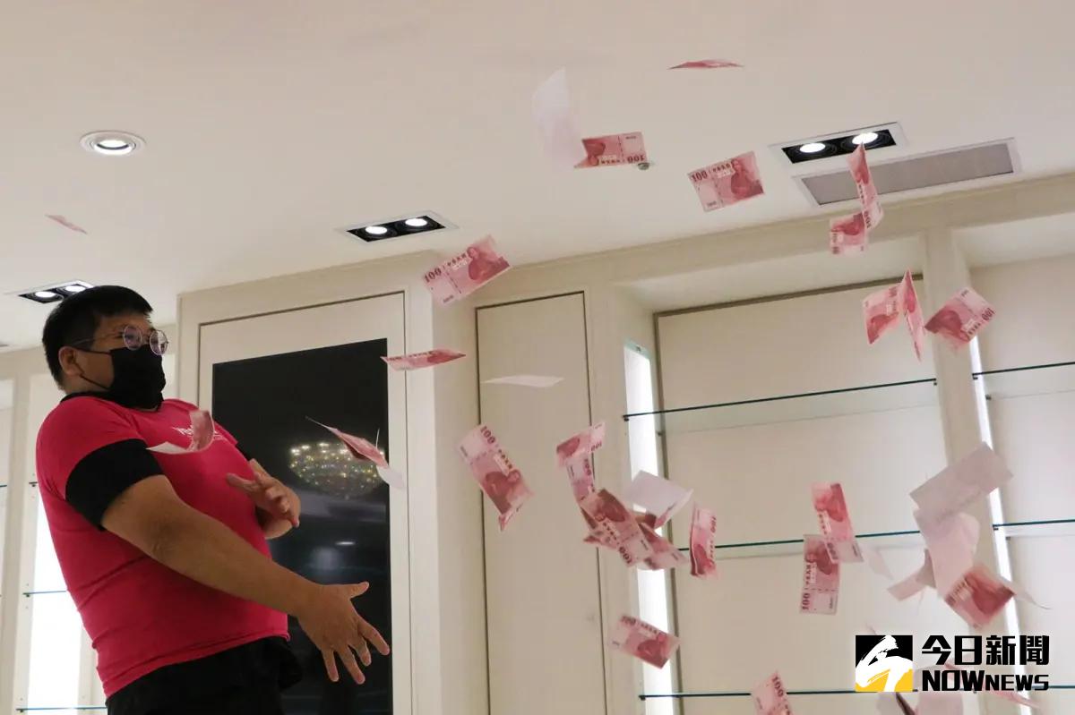 ▲有民眾透露，曾經有老闆把主管集合，向天空灑出一疊百元鈔，要大家自己撿，他覺得飽受羞辱，憤而當天就提出離職。（圖／記者許若茵攝，2023.12.19）
