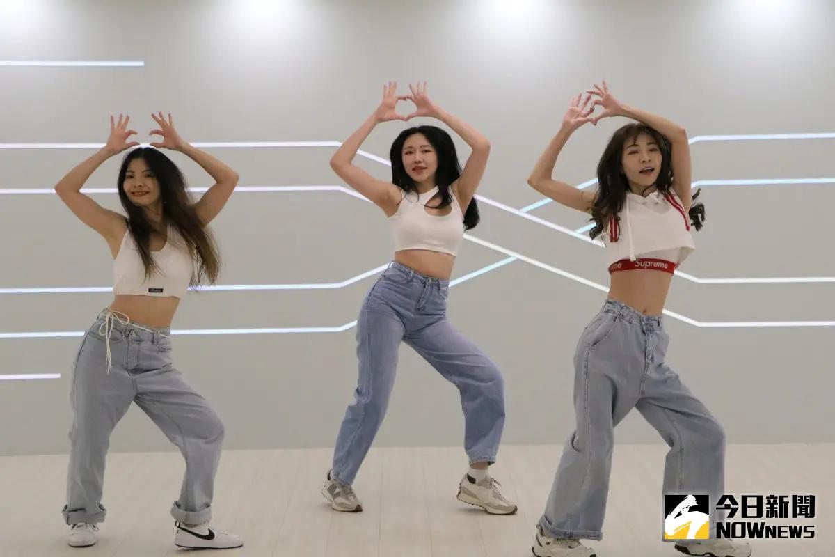 ▲大熊老師指出，比較熱門的表演歌曲，像在南韓藝人部分，有ITZY的「CAKE」、(G)I-DLE的「Queencard」；至於台灣藝人的話，多數選擇蔡依林的「OH LA LA LA」，藉由這些輕鬆的歌曲，希望來年會有美好的事情發生。（圖／記者許若茵攝，2023.12.19）