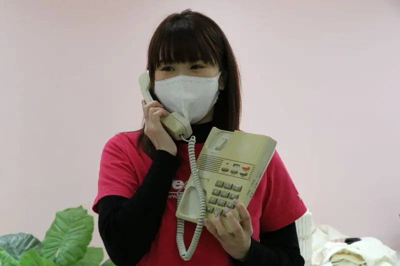 ▲Karena分享尾牙抽中很不實用的「家用電話機」。(圖/記者許若茵攝,2023.12.19)
