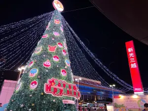 ▲北車商圈最大耶誕樹首次現身，巨型10米寶可夢耶誕樹引爆北站。（圖／新光三越提供）