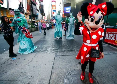 ▲紐約時報廣場可以看到許多穿著人偶裝的人與觀光客合照。（圖／美聯社／達志影像）
