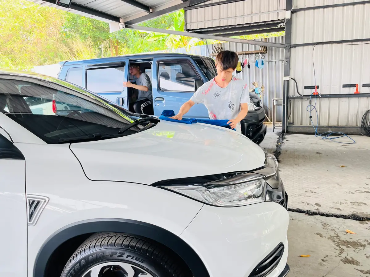 ▲小穎透過勞動部「青年職得好評計畫」牌卡測驗加強自我優劣勢了解，依循其興趣找到洗車、清潔、上油、打蠟的汽車廠工作（圖／勞動力發展署雲嘉南分署提供）