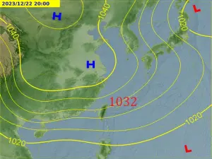 ▲鄭明典指出，「1032等壓線」明顯在週五壓過台灣，直言「基本上就是寒流預警了」。（圖／鄭明典臉書）