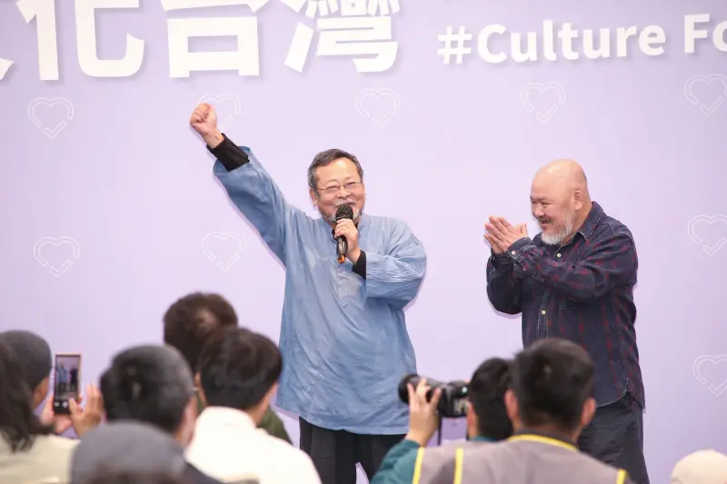 ▲陳明章、林正盛在記者會中唱起「幸福進行曲」。（圖／記者吳翊緁攝，2023.12.19）