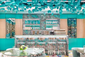 ▲「希望之石」天河石打造藍綠色調交織的華麗吧檯，最吸引人注目。（圖／Tiffany & Co.提供）