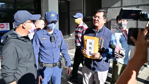 藍綠狹路相逢!羅廷瑋主任買連署書案 石國勳「為民服務不犯法」 ▲石國勳拿著挑戰書,法警以優勢警力隔開雙方陣營。(圖/記者顏幸如攝,2023.12.19)