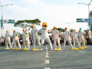 阿Q帶領高中舞團齊跳拖把舞。 ▲阿Q帶領高中舞團齊跳拖把舞。(圖/ 品牌提供)