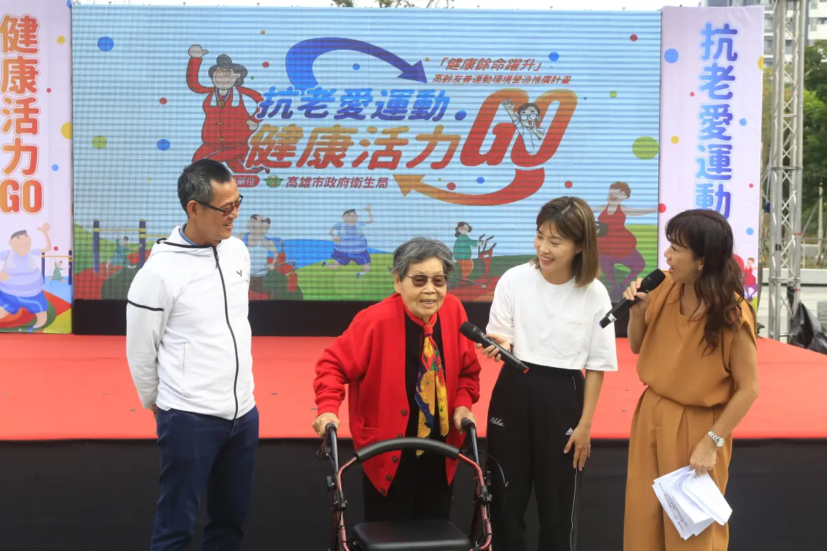 ▲小戴奶奶與高市府發言人周璟瑜現場互動，並表示她每天喜歡到公園運動。（圖／高雄市衛生局提供）
