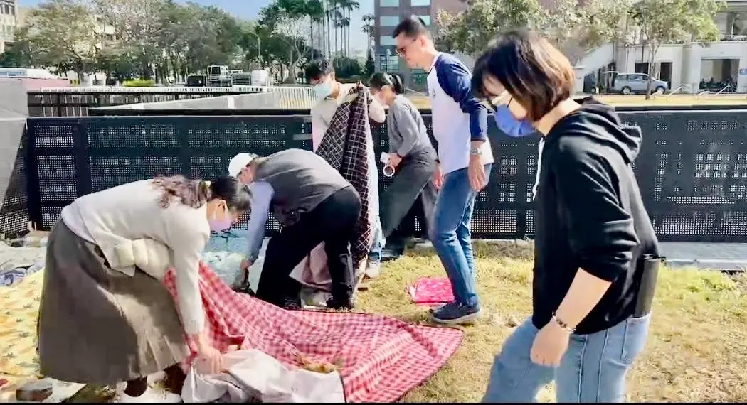 ▲台南市從聖誕到跨年演唱會連發，南市府思考公平性、民眾健康安全及環境清潔等問題，忍痛清場民眾佔位的東西。（圖／台南市政府提供）