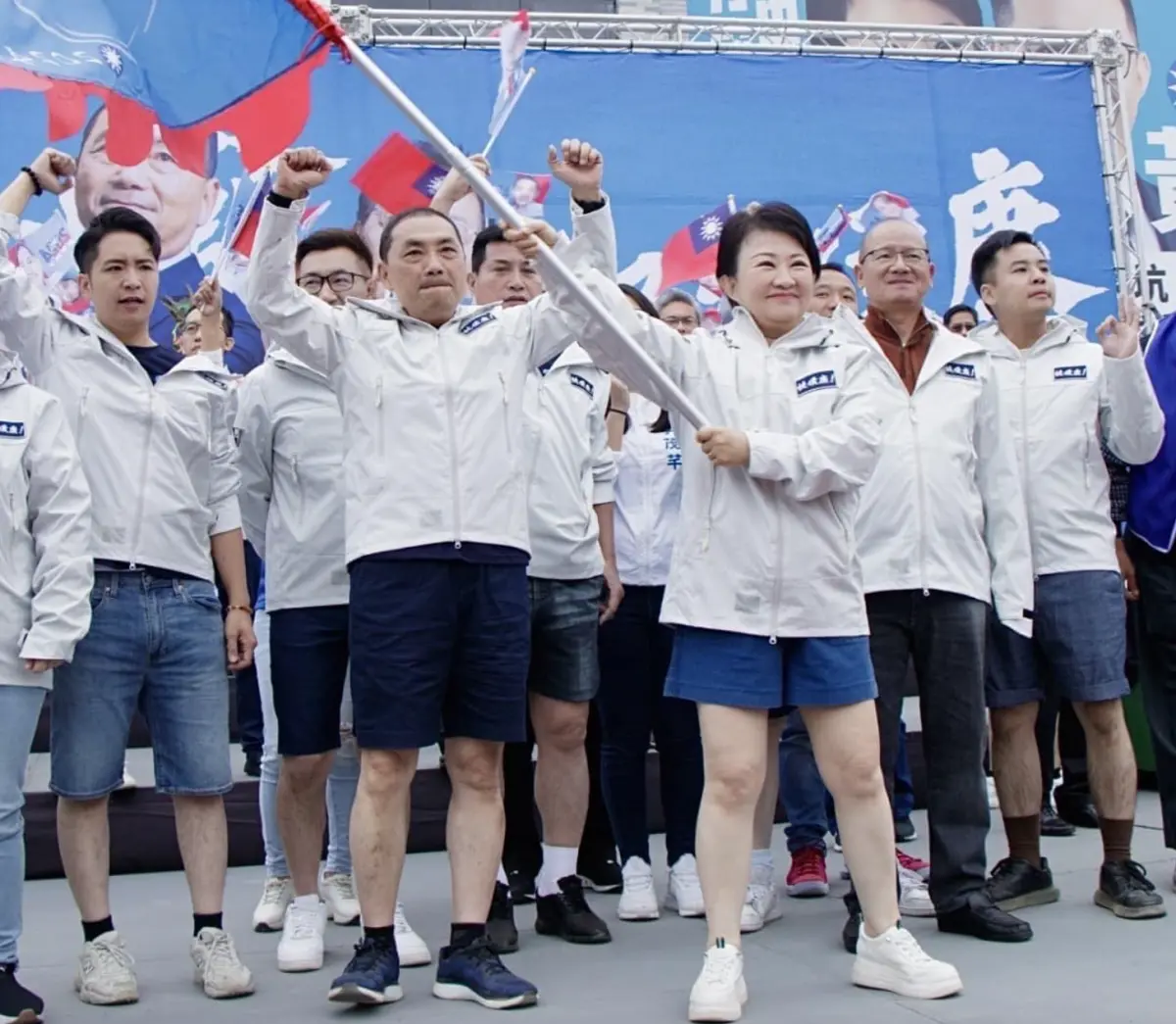 ▲2024大選倒數，台中市長盧秀燕發起「勇腳挑戰」接力活動，呼喚「勇腳」站出來，挺侯康，並點名前高雄市長韓國瑜、台北市長蔣萬安，也紛紛響應，都在臉書上PO出露腿照。（圖／翻攝盧秀燕臉書）