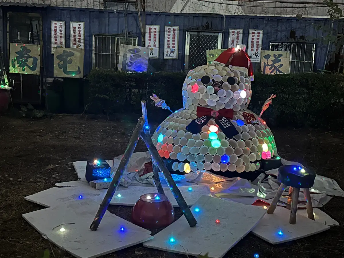 ▲南屯區清潔隊惜物所以回收物打造聖誕節麋鹿、雪人，為大家帶來濃濃聖誕氣息(圖／環保局提供2023.12.19)
