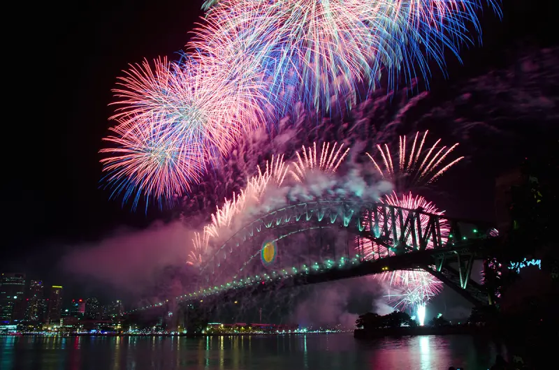 ▲雪梨的跨年活動是世界著名的煙火盛會之一，每年跨年夜，數千發煙火在雪梨的夜空中綻放，讓整個港灣都充滿了令人嘆為觀止的美麗光彩。（圖／Agoda提供）