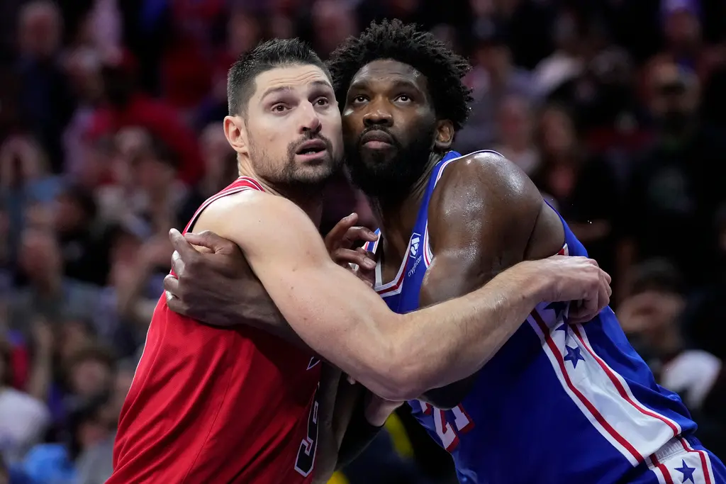 ▲Joel Embiid（右）今日豪取40分、13籃板，但76人104：108不敵公牛，中斷6連勝。這也是76人本季首度敗給勝率不及5成的球隊，過去12次全部獲勝。（圖／美聯社／達志影像）