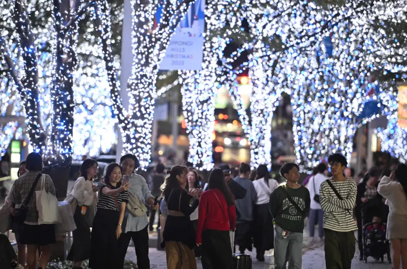 ▲東京六本木從11月6日開始舉行耶誕活動「Roppongi Hills Christmas 2023」，在欅坂通兩旁舉行大型亮燈活動。（圖／美聯社／達志影像）