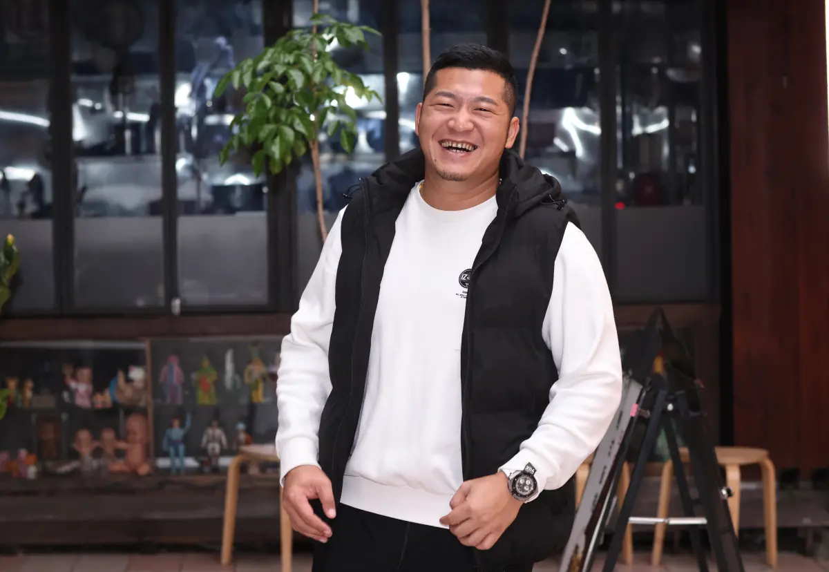 ▲草爺被問RJ被爆一夜情，反問1句話「他結婚沒？」，並透露自己婚前很乖，當時在中國工作，「鄉下地方沒得約」。（圖／記者陳明中攝）