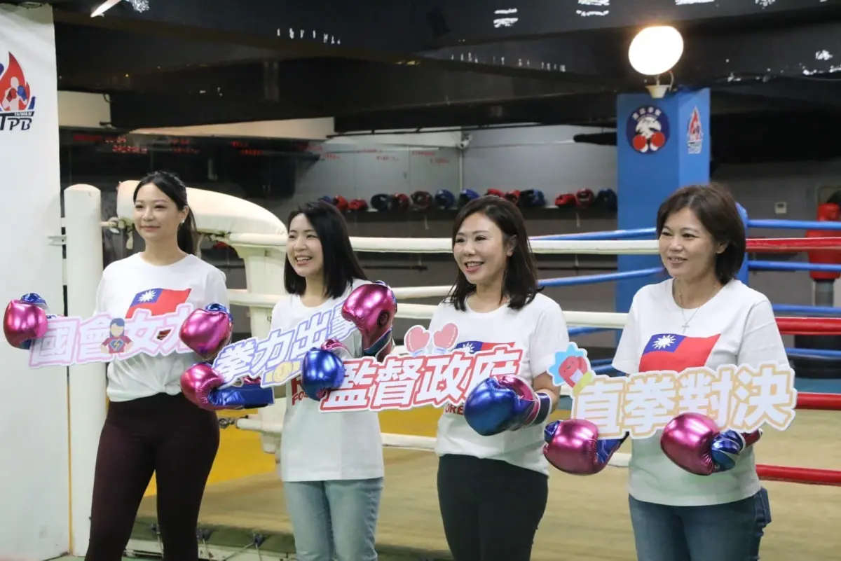 ▲國民黨立委候選人徐巧芯（左二）、游淑慧（右一）、李彥秀（右二）打團戰拚勝選。（圖／翻攝自徐巧芯臉書）