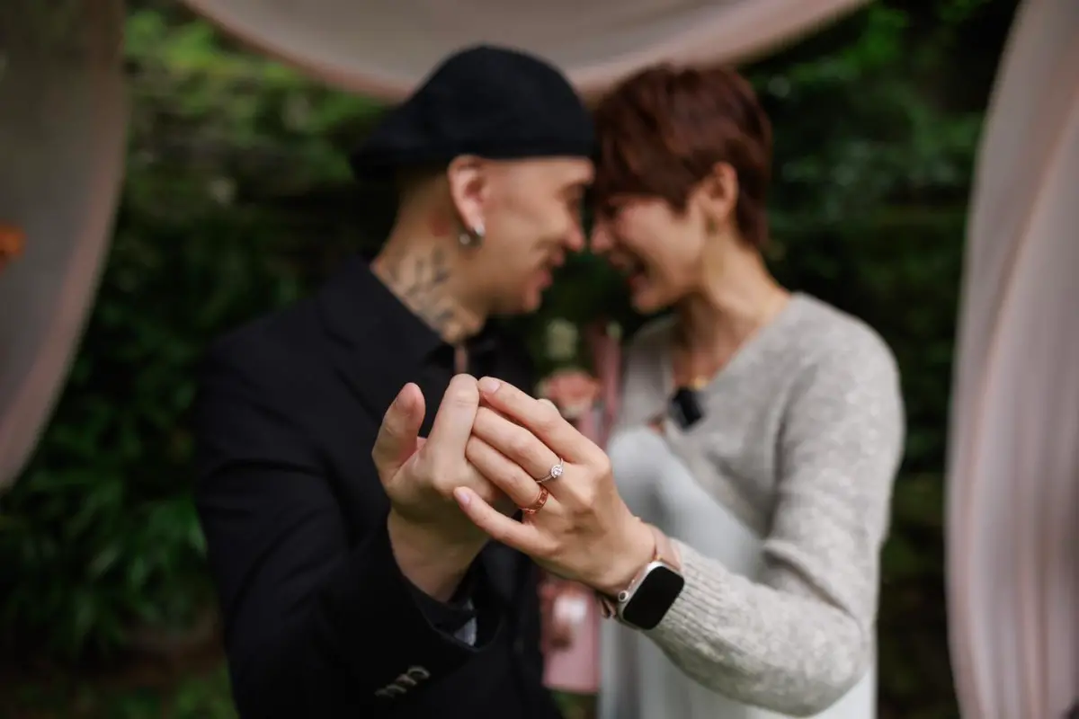 ▲作家H（左）求婚「迪化街名門前媳婦」陳珮甄成功，女方還曬出甜蜜婚戒，承諾願意給對方一個家。（圖／翻攝Selena陳佩甄臉書）