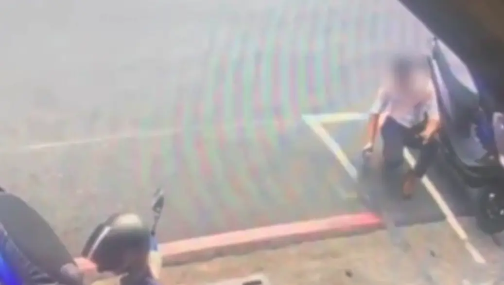 ▲高雄男見路邊停車格塗銷不完整，竟拿噴漆幫補，警方要罰了。（圖／翻攝畫面）