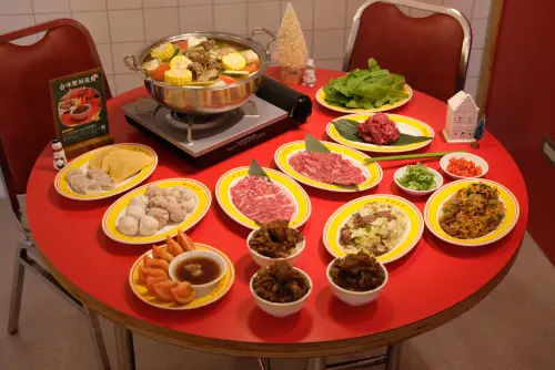 ▲民生輝剛創店時堅持將台南牛肉鍋完整復刻到台北，並搭配多樣化的熱炒小菜等。（圖／記者葉盛耀攝）