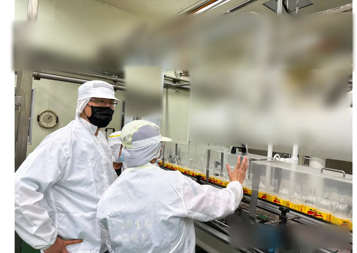 ▲檢驗結果合格！桃園市衛生局同意大西洋公司平鎮工廠自今年11月16日起2號及3號產線正式生產蘋菓西打鋁罐330ml、寶特瓶600ml產品。（圖／桃園市衛生局提供）