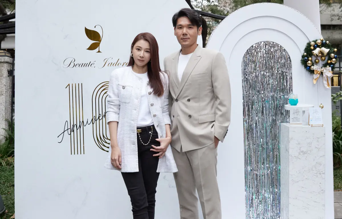 ▲陳怡蓉（左）當醫生娘7年不復出陪女追寶可夢，驚曝醫生老公薛博仁制服癖好。（圖／醫美集團提供）