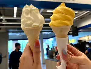 ▲IKEA 10元一支的原味霜淇淋相當熱賣（左），而期間限定的芒果口味，也在短短3個月內賣破92座台北101的高度。（圖／記者鍾怡婷攝）