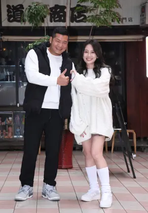 ▲樂天啦啦隊女孩李若潼（右），跨刀演出YTR草爺單曲《按部就班》MV。