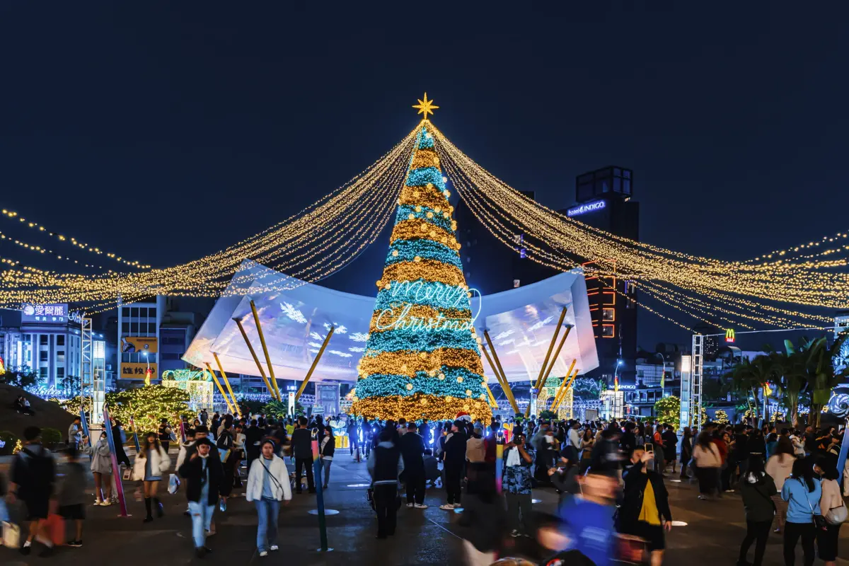 ▲一年一度的聖誕節（12/25）即將到來，許多人已經安排好交換禮物、聖誕趴等活動，與親友聚集在一起，暖暖度過冷冷寒冬。圖為高雄中央公園。（示意圖／高市府提供）。