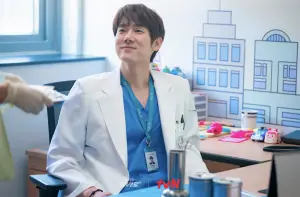 ▲柳演錫2020年至2021年主演的《機智醫生生活》系列劇，更是讓他演藝事業邁入巔峰。（圖／翻攝tvN）