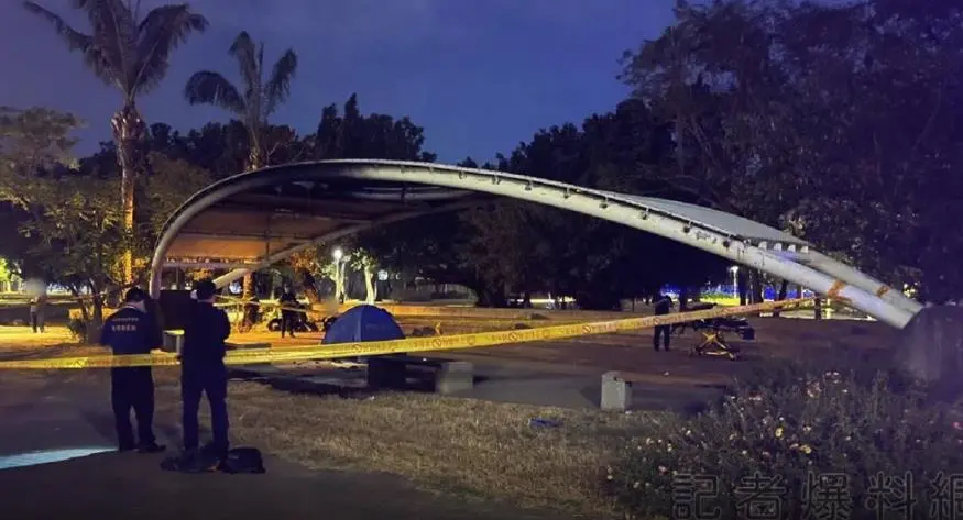 ▲19日晚間，高雄市前鎮區興仁公園發生火警，消防人員撲滅火勢後，發現一名66歲的吳姓男子慘成焦屍，經過警方調查，其身分為高雄市某議員的哥哥，詳細案情仍待警方釐清。（圖／翻攝記者爆料網）