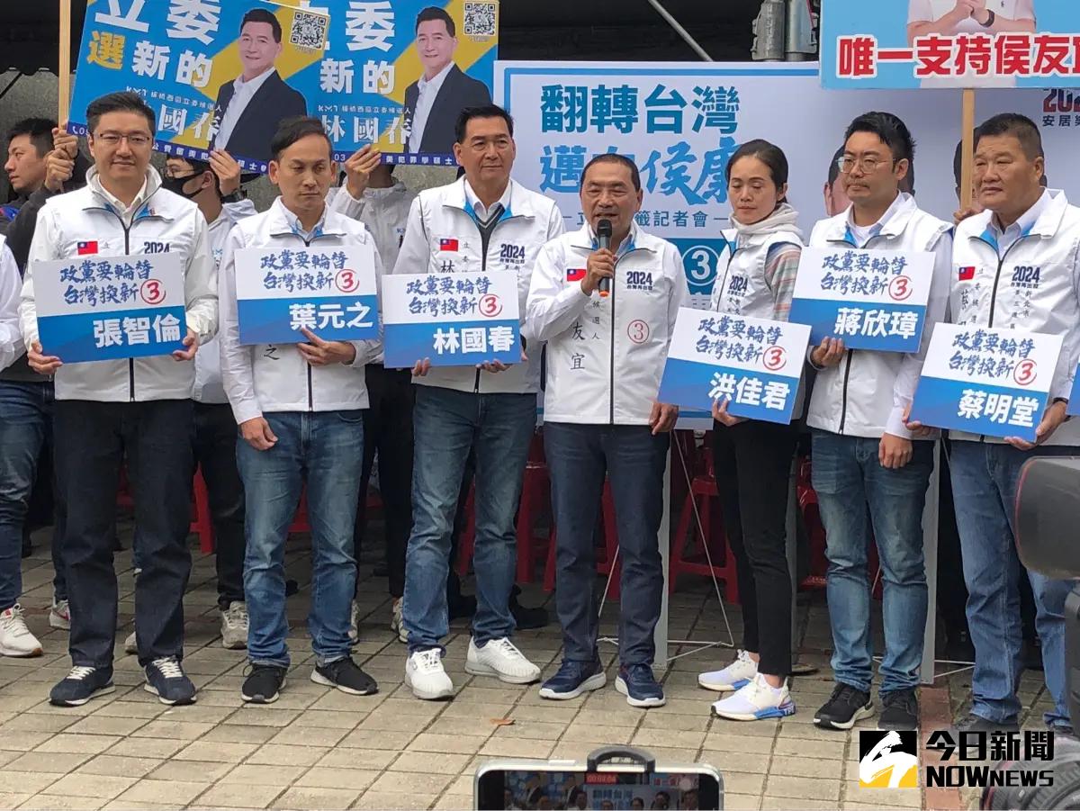 ▲侯友宜帶領新北小雞抽號次。（圖／記者嚴俊強攝，2023.12.20）