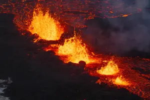 冰島火山爆發驚人影片曝光　政府緊急疏散4000民眾　
